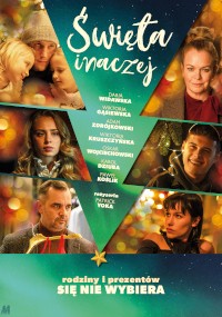 Świąteczny plakat filmowy z tytułem Święta inaczej przedstawia kilka osób w ciepłych ubraniach, otoczonych świątecznymi światłami. Wymieniono nazwiska obsady i ekipy, a na dole umieszczono slogan rodziny i prezentów się nie wybiera.