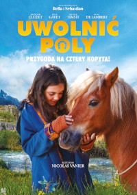 Młoda dziewczyna uśmiecha się i głaszcze małego brązowo-białego kucyka w zielonym, górzystym krajobrazie. Polski tytuł filmu Uwolnić Poly znajduje się na górze, a poniżej znajduje się dodatkowy tekst i napisy końcowe.
