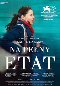 Kobieta z kucykiem idzie energicznie, ubrana w pasiastą kurtkę i szalik. Tekst po polsku promuje film Na Pełny Etat, w którym główną rolę gra Laure Calamy, a w tle wzmianki o festiwalach filmowych i recenzjach.
