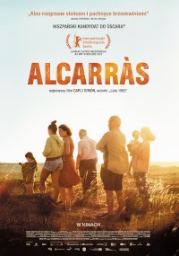 Grupa ludzi, w tym dorośli i dzieci, stoi razem na oświetlonym słońcem polu o zachodzie słońca. Nad nimi dużymi literami widnieje tytuł filmu ALCARRÀS, a na plakacie widnieją napisy końcowe i wyróżnienia festiwalowe.