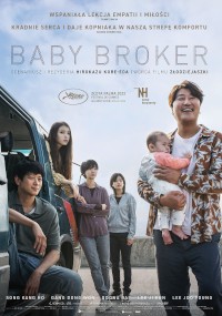 Plakat do filmu Baby Broker, przedstawiający pięć osób — cztery osoby dorosłe i dziecko — stojących przy otwartym vanie w świetle dziennym, z błękitnym niebem w tle. Tytuł filmu i napisy końcowe są wyświetlane powyżej i poniżej.