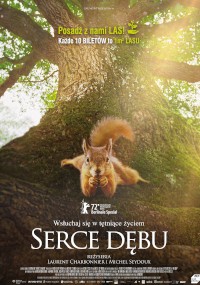 Ruda wiewiórka skacze między gałęziami dużego dębu, otoczona zielonymi liśćmi. Tekst plakatu filmowego jest po polsku, a tytuł Serce Dębu jest widoczny na dole.