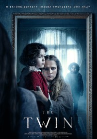 Napięta kobieta trzyma młodego chłopca przed dużym lustrem, a za nimi odbija się inny chłopiec. Scena jest mroczna i nastrojowa. Tytuł The Twin znajduje się na dole.