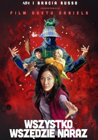 Plakat filmowy przedstawiający trzy postacie w dynamicznych pozach na czerwonym, dymnym tle. Główna postać, kobieta, wyciąga rękę do przodu, podczas gdy inni pojawiają się za nią. Polski tekst u góry i na dole zawiera tytuł Wszystko Wszędzie Naraz.