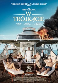 Polski plakat filmowy do filmu „W Trójkącie” przedstawia grupę ludzi wypoczywających na pokładzie luksusowego jachtu. W centrum stoi kapitan. W niebo unosi się dym, a nad i pod obrazem pojawiają się cytaty i napisy końcowe filmu.