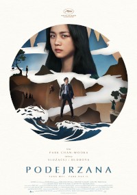 Na plakacie filmowym znajduje się duży portret twarzy kobiety nad ilustrowanym krajobrazem z falami, górami i mężczyzną w garniturze stojącym na skałach. Tytuł Podejrzana i napisy końcowe filmu znajdują się na dole.