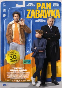 Plakat filmu Pan Zabawka przedstawia mężczyznę w opakowaniu po pudełku z zabawkami, który macha, a obok opakowania stoi poważny starszy mężczyzna i chłopiec. Tło jest niebieskie z żółtym i białym tekstem.