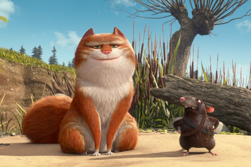 Duży, puszysty, pomarańczowo-biały kot siedzi, uśmiechając się z zadowoleniem, obok małego czarnego szczura w brązowym pasie i przyjmując pewną pozę. Są na zewnątrz, z trawą, skałami i bezlistnym drzewem w tle.