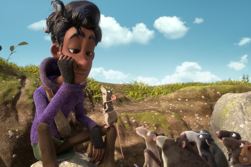 Animowana osoba z ciemnymi włosami i fioletową kurtką siedzi na trawie, opierając twarz na jednej ręce i patrząc na grupę myszy, w tym jedną stojącą i gestykulującą w ich kierunku. Niebo jest niebieskie z kilkoma chmurami.