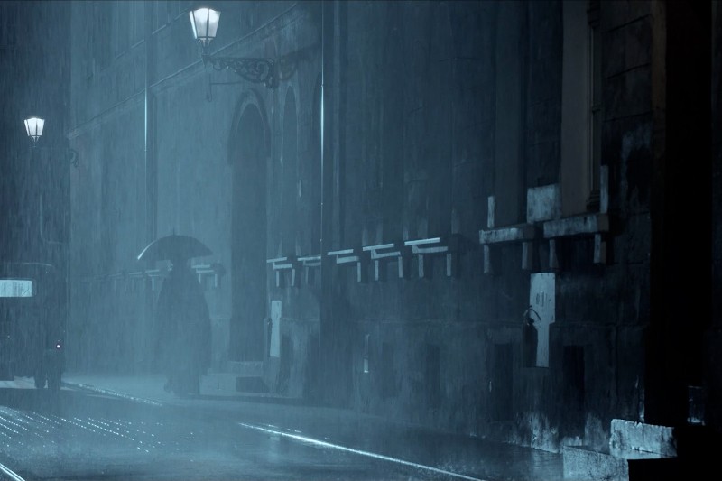 Osoba trzymająca parasol idzie samotnie nocą słabo oświetloną, deszczową ulicą, a stare kamienne budynki i latarnie rzucają nastrojowe, błękitne światło.