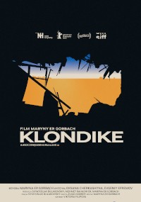 Plakat filmu Klondike przedstawia nierówną dziurę w murze, przez którą widać krajobraz w kolorach flagi Ukrainy. Nad plakatem widnieją napisy końcowe filmu i loga festiwalu, a poniżej pogrubiony napis Klondike.