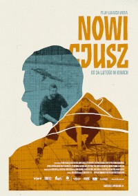 Stylizowany plakat filmowy przedstawia dużą niebieską sylwetkę mężczyzny z głową zwróconą w lewo. W środku dwie pomarańczowe postacie grają w piłkę nożną na boisku; pogrubiony żółty i pomarańczowy tekst brzmi: Nowi Sjusz.