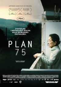 Plakat do filmu Plan 75 przedstawia starszą kobietę stojącą na balkonie, zamyśloną, patrzącą w dal. Nagrody i loga festiwali pojawiają się u góry, a tytuł i tekst po polsku w centrum.