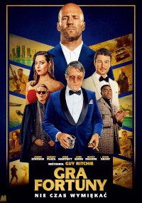 Polski plakat filmowy do „Gra Fortuny” przedstawia kilka postaci w stylowych strojach, z odważnym tytułem na dole i miejskimi krajobrazami w tle. Jason Statham stoi na górze, a pozostali członkowie obsady są pod nim.