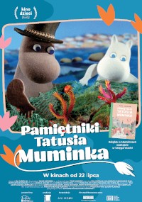 Kolorowy polski plakat filmowy przedstawiający dwie postacie Muminków, jedną brązową w kapeluszu i jedną białą, otoczone podwodnymi roślinami. Tytuł brzmi Pamiętniki Tatusia Muminka. Pokazano również okładkę książki.