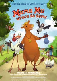 Animowany plakat filmowy przedstawiający uśmiechniętą brązową krowę idącą wyprostowaną z dwoma ptakami, niosącą torby. Wokół nich rosną drzewa, żaba i inne zwierzęta. Tytuł Mama Mu wraca do domu pojawia się na górze w dużym, kolorowym tekście.