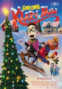 Animowany plakat filmowy przedstawiający trzy postacie z kreskówek zjeżdżające na sankach podekscytowane przez śnieg w pobliżu udekorowanej choinki, z zaśnieżoną wioską i domem w tle. Tytuł Gwiazdka Klary Muu znajduje się na górze.