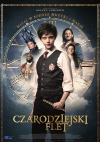 Plakat filmu Czarodziejski Flet przedstawia młodego chłopca w szkolnym mundurku stojącego przed dużą tarczą zegara, otoczonego czterema fantastycznymi postaciami i magicznymi elementami. Tekst pojawia się w języku polskim.
