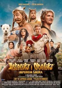 Plakat filmowy do filmu Asterix & Obelix: Imperium Smoka przedstawiający głównych bohaterów w kostiumach, w tym Asterixa, Obelixa i innych, z małym białym psem na pierwszym planie i żywym malowniczym tłem. Tekst jest w języku polskim.
