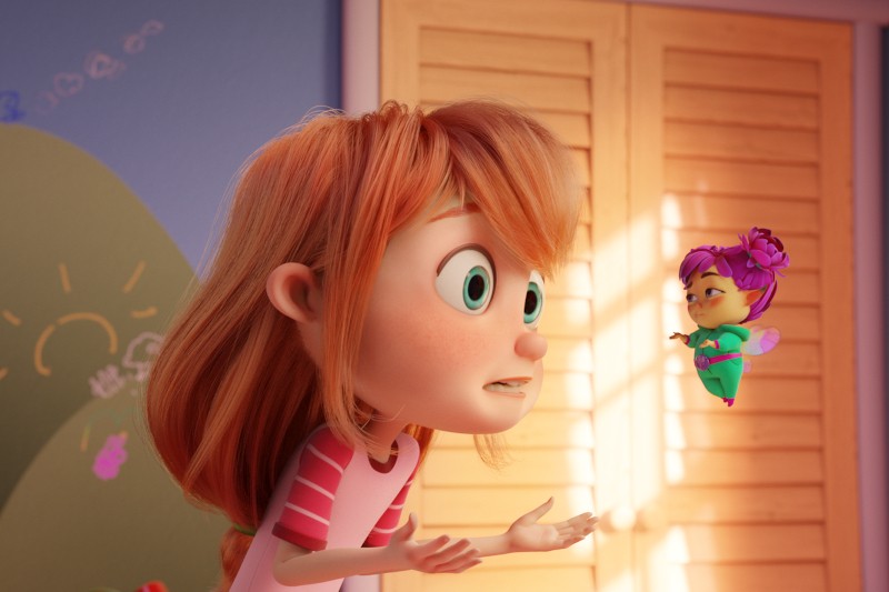 Zaskoczona, animowana dziewczynka o rudych włosach i różowej koszulce patrzy na małą, uskrzydloną wróżkę o fioletowych włosach, unoszącą się przed nią w kolorowym pokoju.