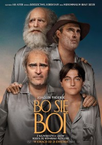 Cztery poważne osoby o podobnych cechach, w tym Joaquin Phoenix w różnym wieku, stoją blisko siebie na tle zachmurzonego nieba. Tytuł Bo się boi i inne napisy końcowe pojawiają się na dole po polsku.