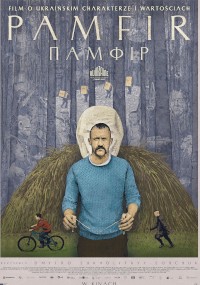 Plakat filmu Pamfir przedstawia poważnego mężczyznę w niebieskim swetrze stojącego przed stogiem siana, z dwójką dzieci jeżdżących na rowerach i biegnących na pierwszym planie. Stylizowany tekst pojawia się u góry w języku polskim i cyrylicy.