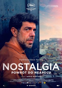 Mężczyzna o poważnym wyrazie twarzy stoi przy drzwiach, patrząc na panoramę miasta. Tytuł filmu Nostalgia: Powrót do Neapolu i napisy końcowe pojawiają się nad obrazem.