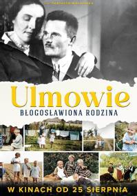 Plakat filmu Ulmowie: Błogosławiona Rodzina przedstawia czarno-białe zdjęcie mężczyzny i kobiety obejmujących się, z mniejszymi kolorowymi obrazami życia rodzinnego poniżej. Polski tekst wskazuje na premierę kinową 25 sierpnia.
