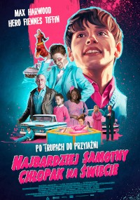 Polski plakat filmowy przedstawiający uśmiechniętego chłopca nad stylizowanymi obrazami ludzi, samochodu i różowo-niebieskiej kolorystyki. Tytuł brzmi „Najbardziej Samotny Chłopak Na Świecie”.