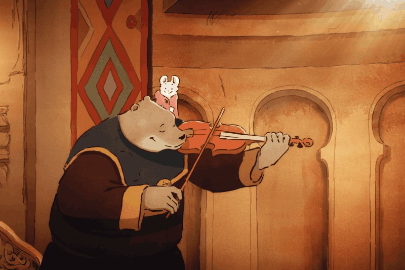 Niedźwiedź w szlafroku gra na skrzypcach w ciepło oświetlonym, ozdobnym pokoju, podczas gdy mała, biała myszka siedzi na ramieniu niedźwiedzia i z zadowoleniem przygląda się.