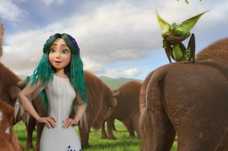 Dziewczynka z długimi turkusowymi włosami i białą sukienką stoi pośród dużych brązowych bizonów na polu. Mały zielony smok siedzi na grzbiecie bizona, zakrywając nos łapą. Niebo jest częściowo zachmurzone.