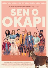 Plakat filmowy Sen o Okapi przedstawia grupę ludzi i dużego białego psa stojącego na polu, z okapi na pierwszym planie. Tytuł dużymi literami dominuje w górnej połowie plakatu.