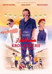 Plakat filmowy Król Algierii przedstawiający trzy główne postacie na pierwszym planie, z mniejszymi postaciami stojącymi pod nimi. Tło obejmuje jasne niebo i elementy architektoniczne. Nazwiska obsady są wymienione na górze.