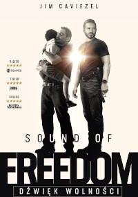 Plakat filmowy Sound of Freedom przedstawiający dwóch mężczyzn; jeden trzyma dziecko, a drugi stoi z poważnym wyrazem twarzy. Tytuł i polski napis Dźwięki Wolności są wyświetlane na dole.