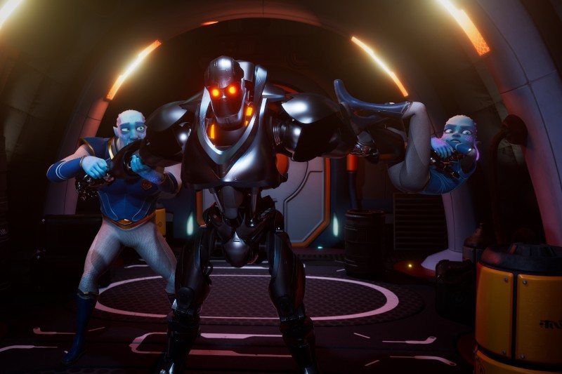 Duży robot ze świecącymi czerwonymi oczami stoi w korytarzu statku kosmicznego, trzymając pod pachą obce stworzenie, podczas gdy inny obcy celuje bronią w robota. Scena jest oświetlona futurystycznymi, kolorowymi światłami.