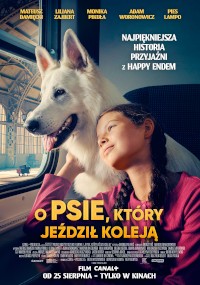 Dziewczynka w czerwonej kurtce przytula dużego białego psa, siedząc na stacji kolejowej. Tekst plakatu filmowego jest po polsku, a tytuł brzmi O psie, który jeździł koleją, sugerując historię o psie, który podróżuje pociągiem.