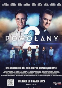 Plakat filmu Powołany 2 przedstawiający dwóch mężczyzn, jeden w kołnierzyku księdza, stojących obok siebie nad świecącą cyfrą 2. Na dole znajdują się mniejsze obrazy sześciu osób. Tekst zawiera datę premiery: marzec 2024 r.