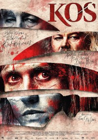Dramatyczny plakat filmowy promujący film Kos przedstawiający intensywne, zbliżone twarze trzech bohaterów, częściowo zasłonięte poszarpanymi cięciami, z czerwonymi akcentami i ręcznie napisanym tekstem nałożonym na zniszczone tło.
