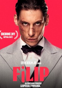 Mężczyzna w jasnym garniturze i czarnej muszce z siniakami na twarzy intensywnie wpatruje się w kamerę. Tekst brzmi Filip, z napisami końcowymi filmu i symbolem nagrody Srebrne Lwy Gdynia 2022 po lewej stronie.