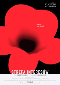 Minimalistyczny plakat filmowy przedstawia duży, abstrakcyjny czerwony kwiat z ciemnym środkiem na czarnym tle. Biały polski tekst brzmi Strefa Interesów, z mniejszymi angielskimi i polskimi napisami i wzmiankami o Oscarach powyżej.