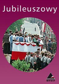 Grupa ludzi zgromadziła się w ozdobionym pojeździe z dużą polską flagą, podczas gdy inni ludzie stoją i obserwują wzdłuż ulicy; powyżej widnieje słowo „Jubileuszowy” na fioletowym tle.