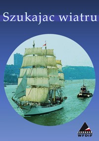 Wysoki żaglowiec z białymi żaglami płynie po rzece, a towarzyszy mu mały holownik. W tle widać budynki miasta. Na górze znajduje się tekst Szukajac wiatru, a na dole logo WFDIF.