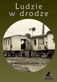 Plakat z tytułem Ludzie w drodze nad czarno-białym zdjęciem ludzi siedzących w drzwiach dwóch połączonych wagonów kolejowych, z logo w prawym dolnym rogu.