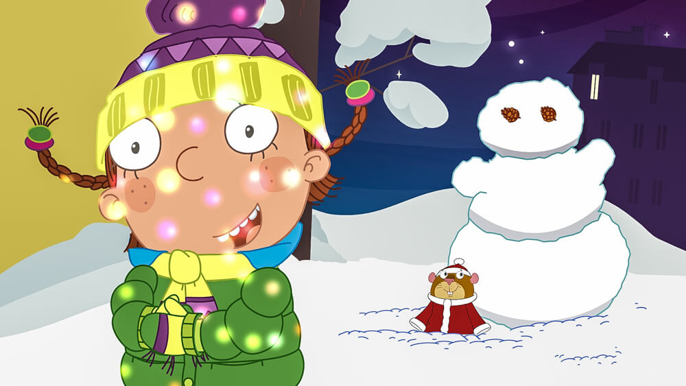Dziewczynka z kreskówki w żółtym kapeluszu i zielonym płaszczu uśmiecha się na śniegu nocą, z kolorowymi światłami na twarzy. Bałwan i małe zwierzę w czerwonym płaszczu są na śnieżnym tle.
