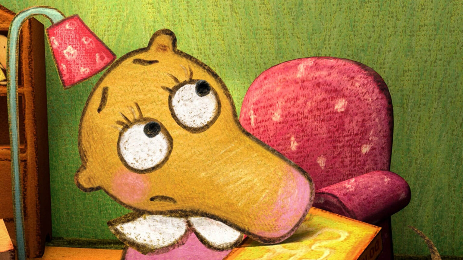 Postać z kreskówki o długim, żółtym pysku, dużych oczach i różowych policzkach siedzi przy różowym krześle w kropki, ma na sobie biały kołnierzyk i czerwony abażur na głowie, na zielonym tle.