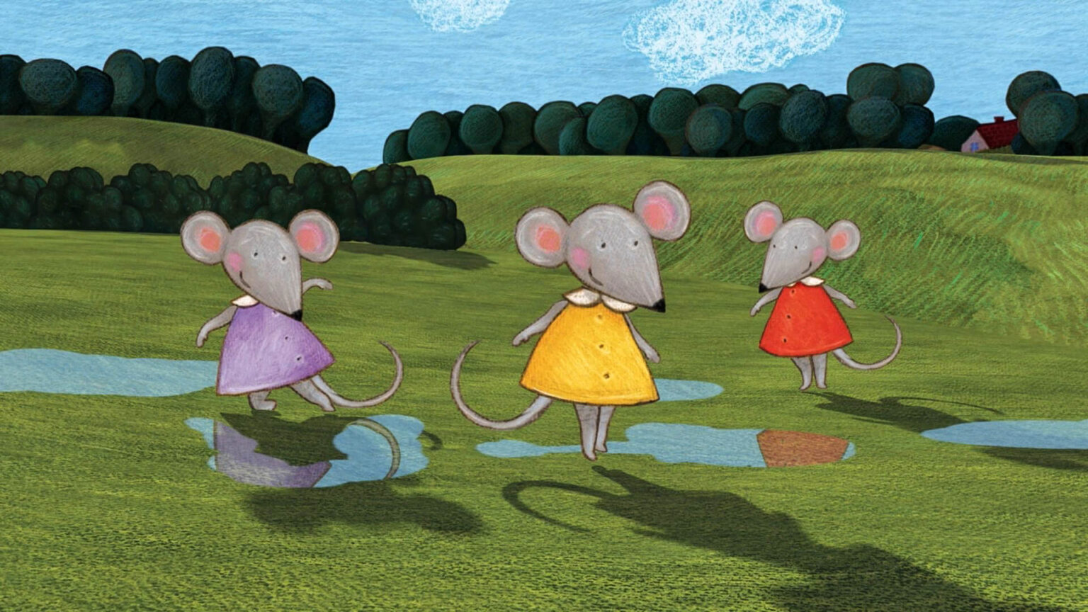 Trzy kreskówkowe myszy ubrane w fioletowe, żółte i czerwone sukienki stoją i bawią się na zielonej trawie z kałużami, na tle malowniczej okolicy z drzewami, błękitnym niebem i chmurami.