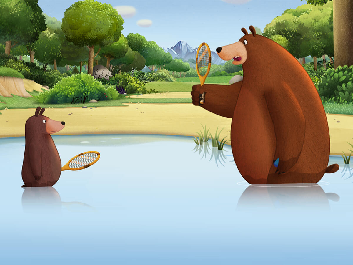 Dwa niedźwiedzie z kreskówek stoją w płytkiej wodzie, trzymając rakiety tenisowe. Większy niedźwiedź stoi twarzą do mniejszego niedźwiedzia, a w tle, pod błękitnym niebem, otaczają ich drzewa i góry.