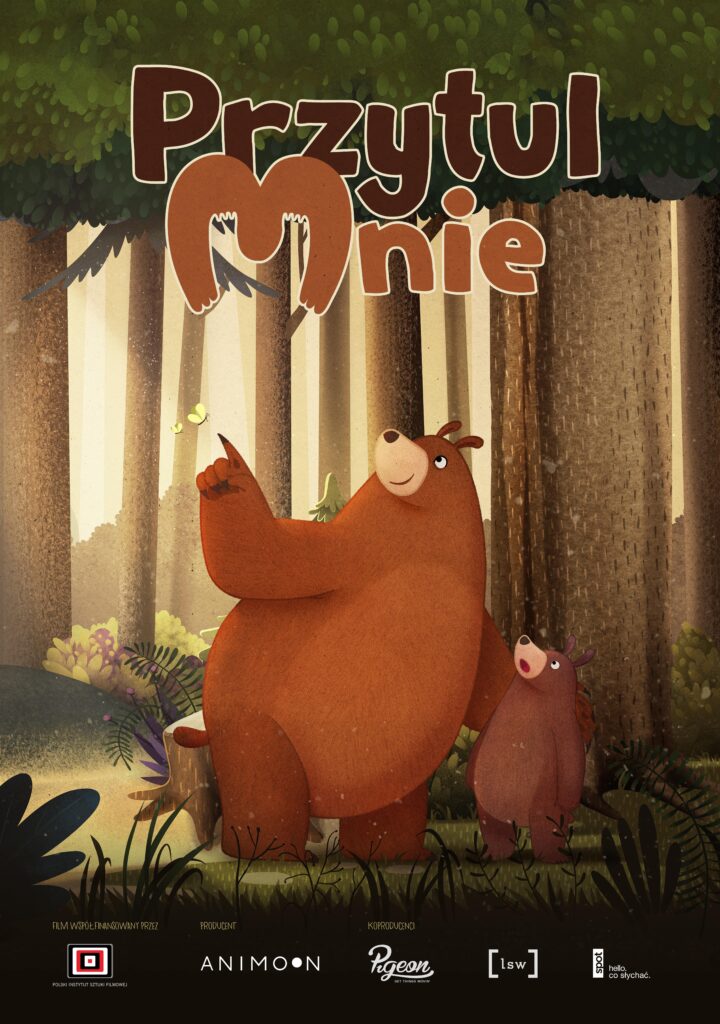 Dwa niedźwiedzie z kreskówek, jeden duży i jeden mały, stoją w rozświetlonym słońcem lesie. Większy niedźwiedź wskazuje w górę z uśmiechem, podczas gdy mniejszy patrzy na niego. Nad nimi dużymi literami pojawiają się słowa Przytul Mnie.