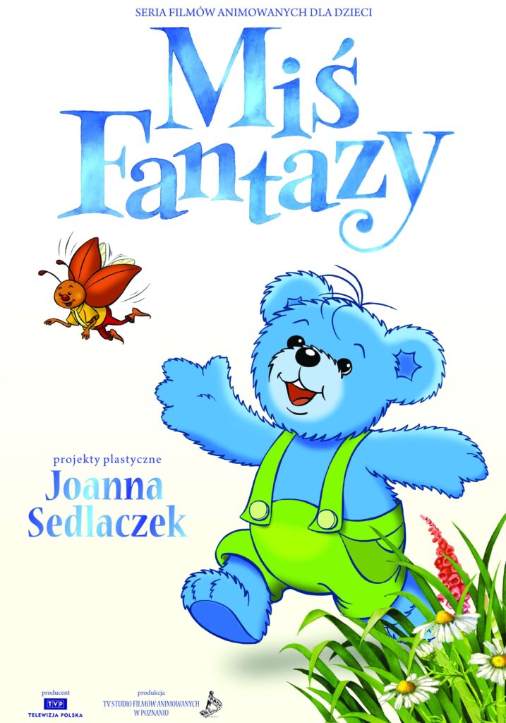 Radosny niebieski miś w zielonym kombinezonie macha, idąc po trawie, w towarzystwie latającego pomarańczowego owada z czerwonym szalikiem. Nad nimi pojawia się tytuł Miś Fantazy dużymi niebieskimi literami.