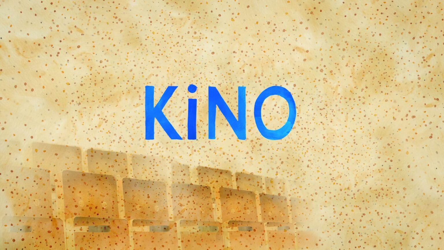 Niebieski tekst KiNO znajduje się na środku tła przypominającego brązowy papier z rozproszonymi plamkami, a na dole widoczne są słabe obrazki siedzeń teatralnych.